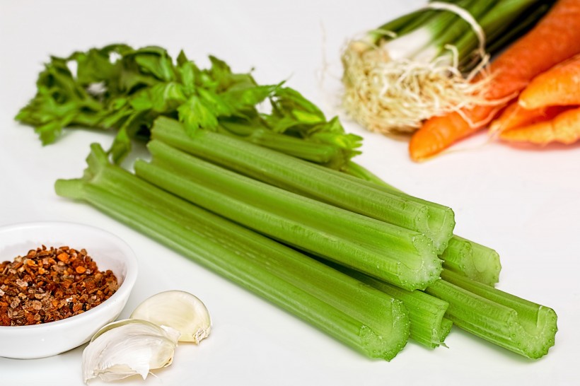 点击大图看下一张：青翠的芹菜和南瓜图片