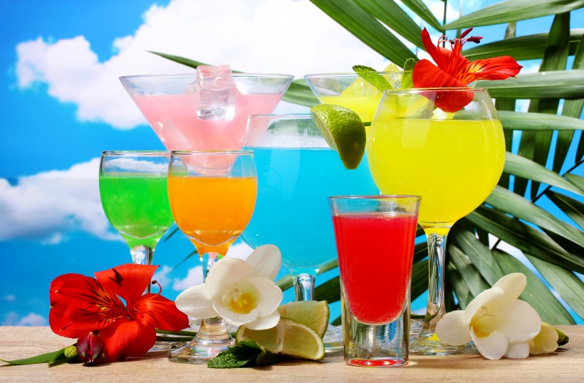 点击大图看下一张：沙滩上的饮料图片
