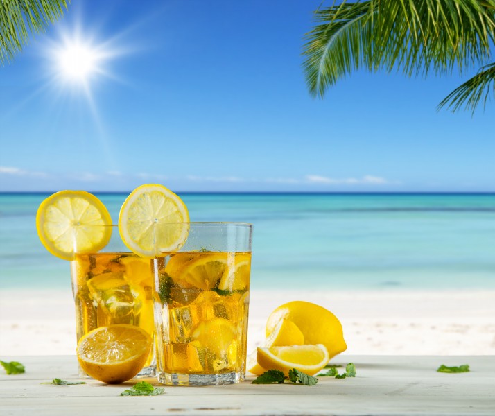点击大图看下一张：沙滩上的饮料图片
