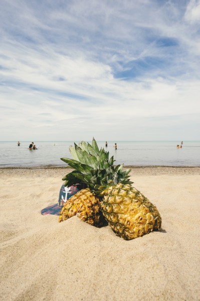点击大图看下一张：沙滩上的菠萝图片