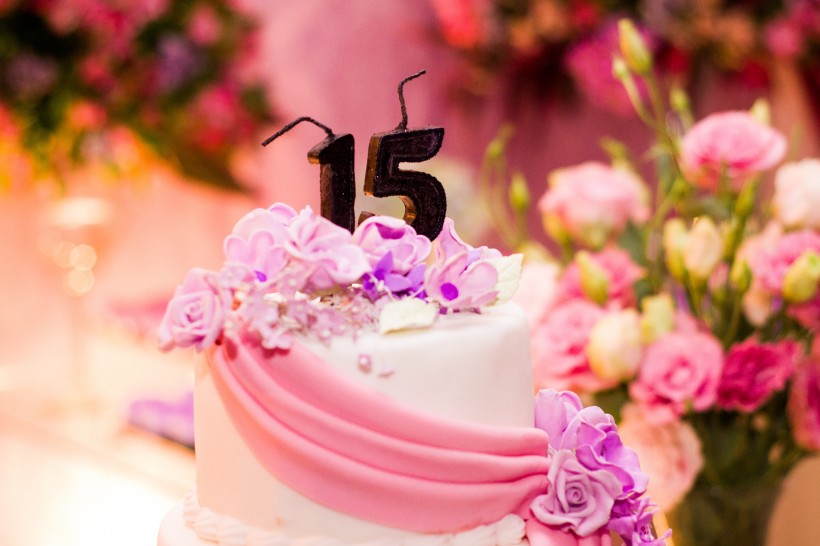 点击大图看下一张：松软可口的生日蛋糕图片