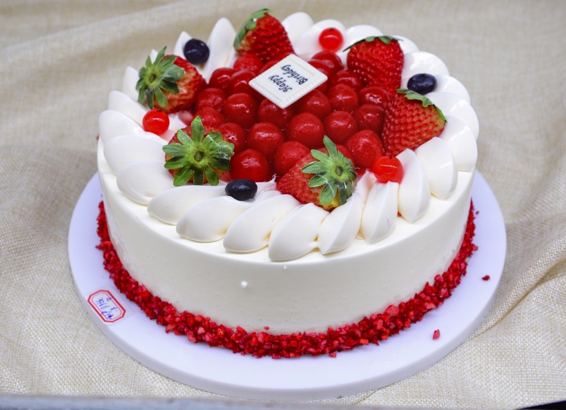 点击大图看下一张：可爱香甜的生日蛋糕图片