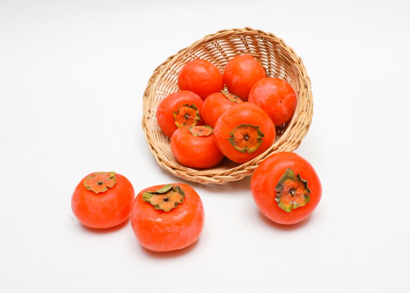 点击大图看下一张：新鲜熟透的柿子图片