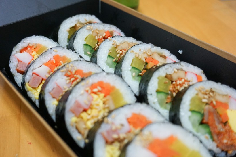 点击大图看下一张：色泽艳丽的寿司图片