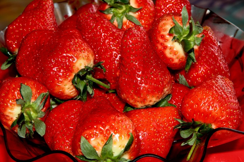 点击大图看下一张：新鲜多汁的草莓图片