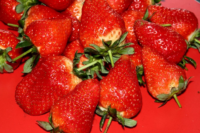 点击大图看下一张：新鲜多汁的草莓图片