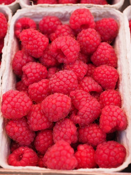 点击大图看下一张：酸甜可口的树莓图片