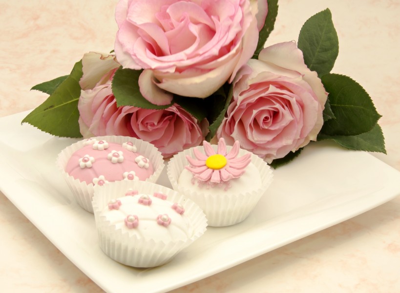 点击大图看下一张：甜美蛋糕与玫瑰图片