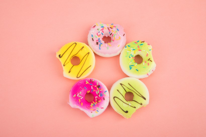 点击大图看下一张：美味好吃的甜甜圈图片