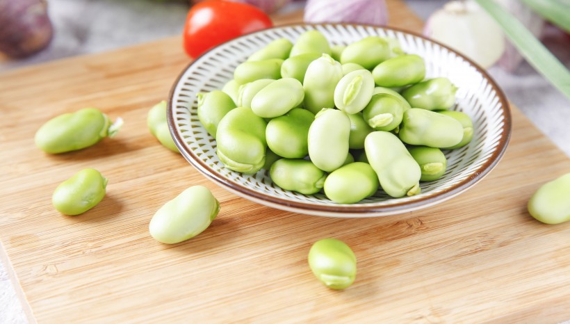 点击大图看下一张：绿色营养的豌豆图片