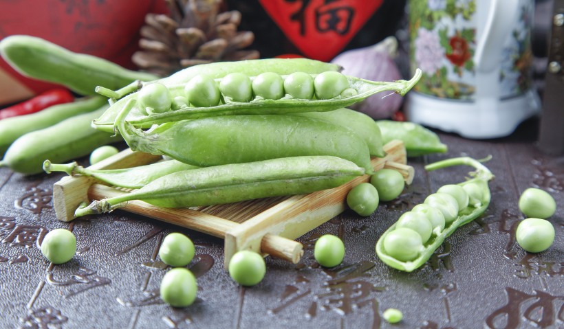 点击大图看下一张：绿色营养的豌豆图片