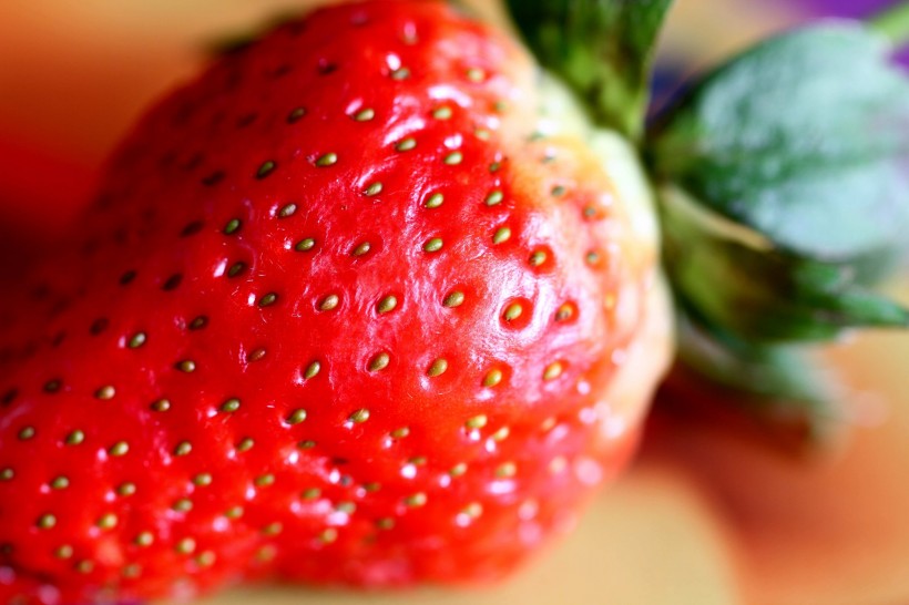 点击大图看下一张：微距草莓图片