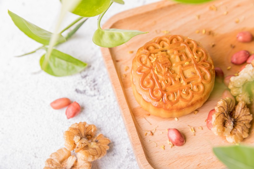点击大图看下一张：中秋节广式五仁月饼图片