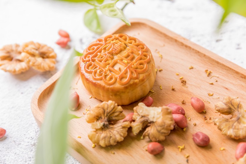 点击大图看下一张：中秋节广式五仁月饼图片