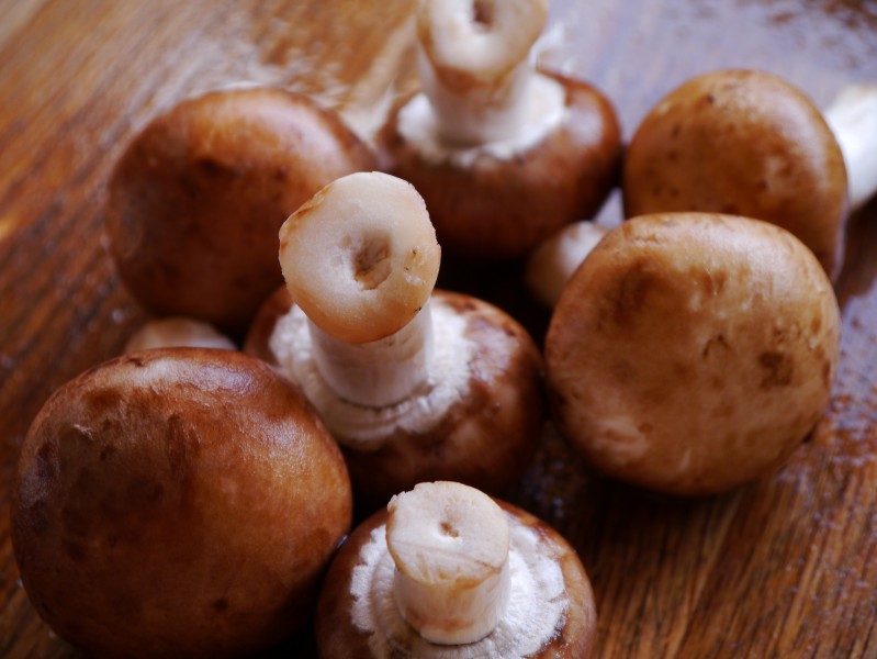 点击大图看下一张：新鲜的香菇图片