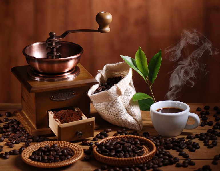 点击大图看下一张：香浓的咖啡和咖啡豆图片