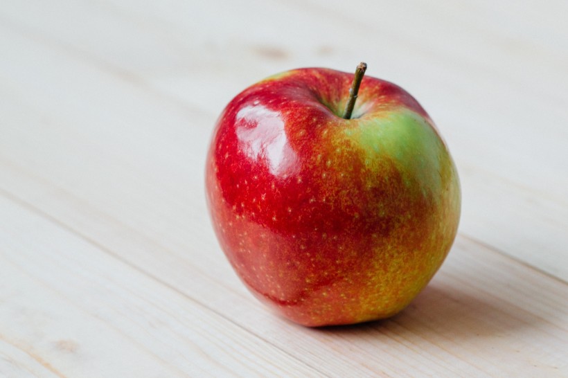 点击大图看下一张：香甜营养的苹果图片