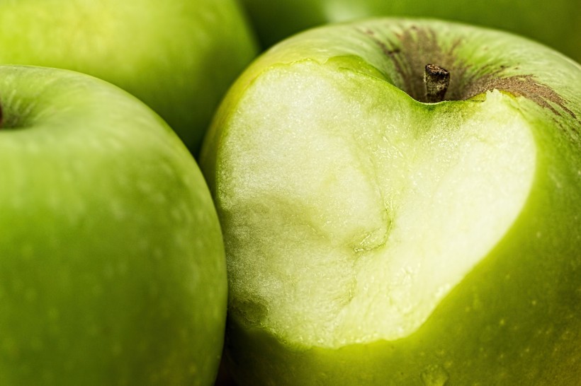 点击大图看下一张：香甜营养的苹果图片