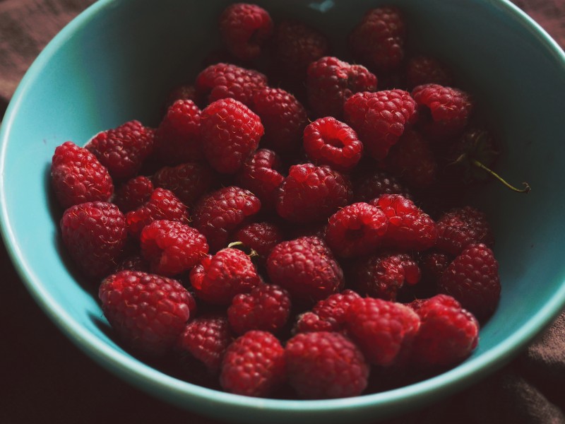 点击大图看下一张：鲜红的树莓图片