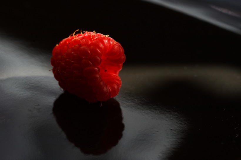 点击大图看下一张：鲜红的树莓图片