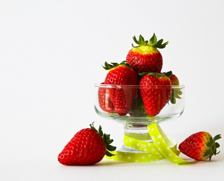 点击大图看下一张：鲜嫩欲滴的草莓图片