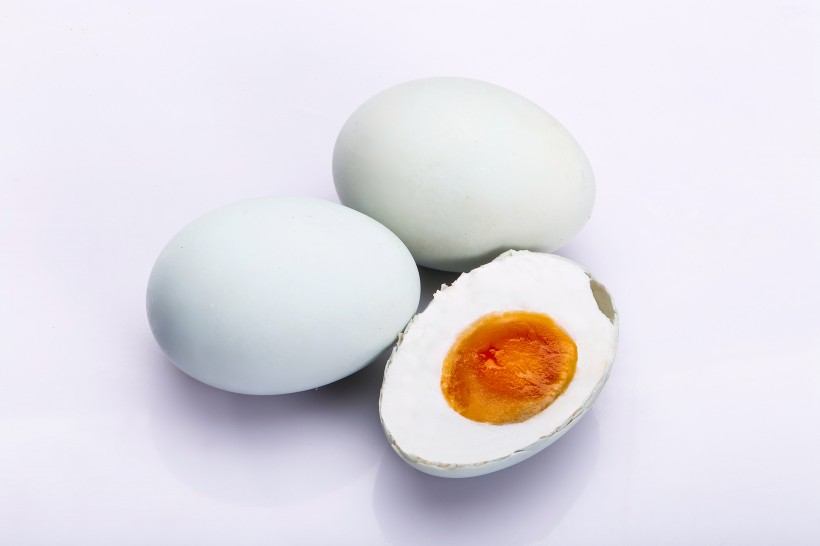 点击大图看下一张：冒油好吃的咸鸭蛋图片