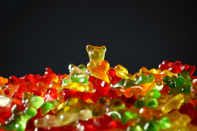 点击大图看下一张：彩色的小熊软糖图片