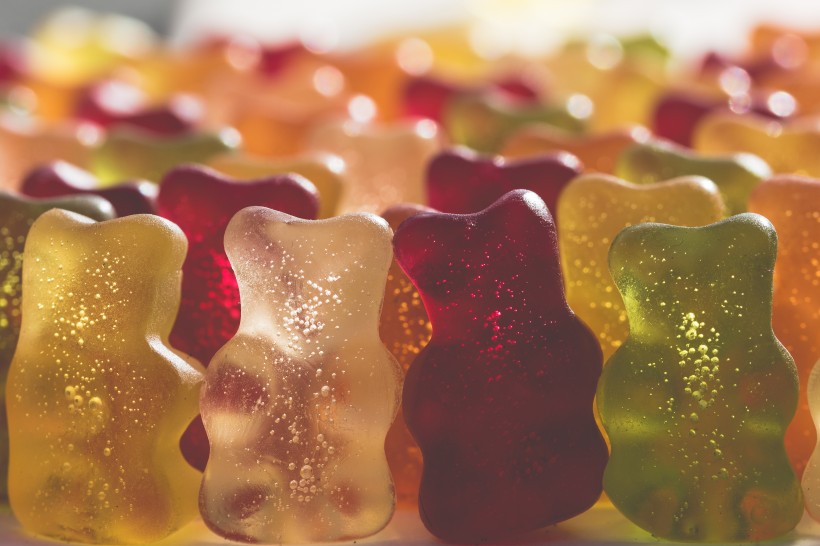 点击大图看下一张：彩色的小熊软糖图片