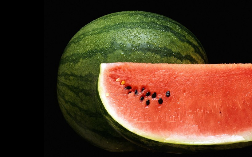 点击大图看下一张：夏日清凉可口的西瓜图片