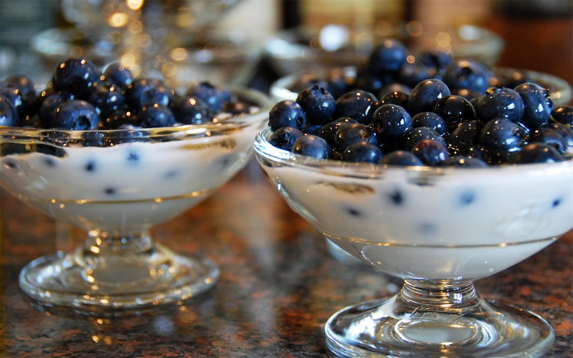 点击大图看下一张：新鲜欲滴的蓝莓图片