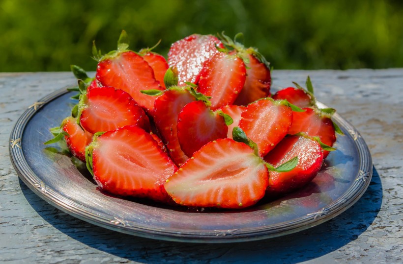 点击大图看下一张：新鲜美味的草莓图片
