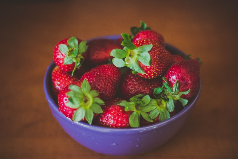 点击大图看下一张：新鲜美味的草莓图片