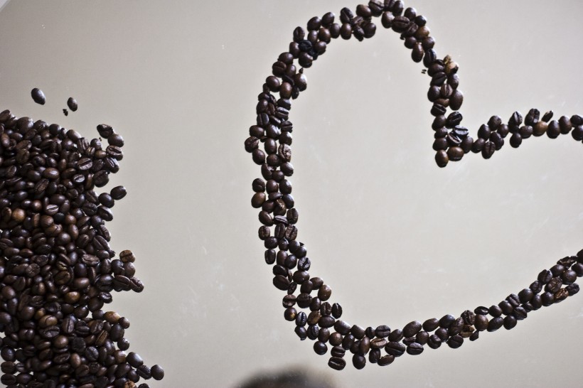 点击大图看下一张：摆放成心形图案的咖啡豆图片