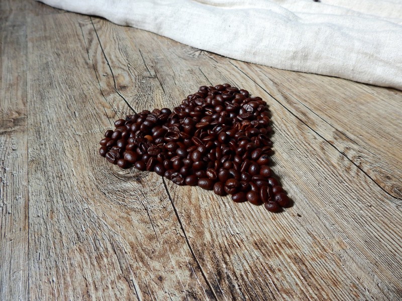 点击大图看下一张：摆放成心形图案的咖啡豆图片