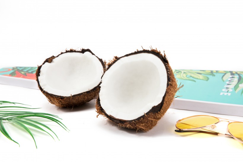 点击大图看下一张：切开的夏日椰子图片