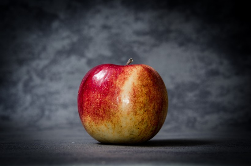 点击大图看下一张：一个诱人的苹果图片