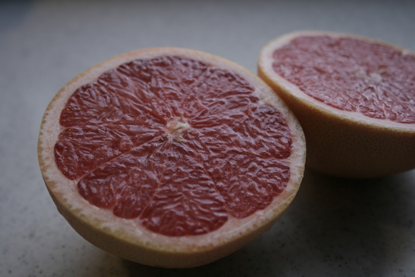 点击大图看下一张：酸甜多汁的柚子图片