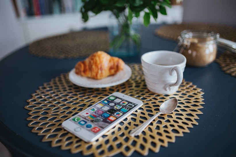 点击大图看下一张：圆形餐桌上的早餐图片