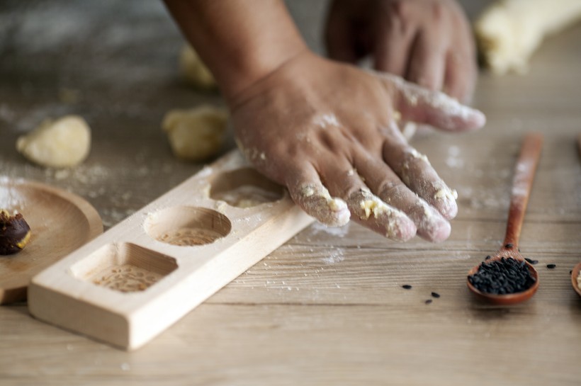 点击大图看下一张：中秋节制作手工月饼图片