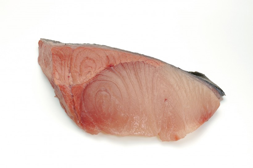点击大图看下一张：切开的新鲜鱼肉图片