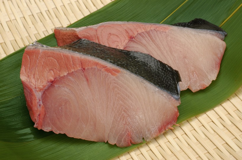 点击大图看下一张：切开的新鲜鱼肉图片