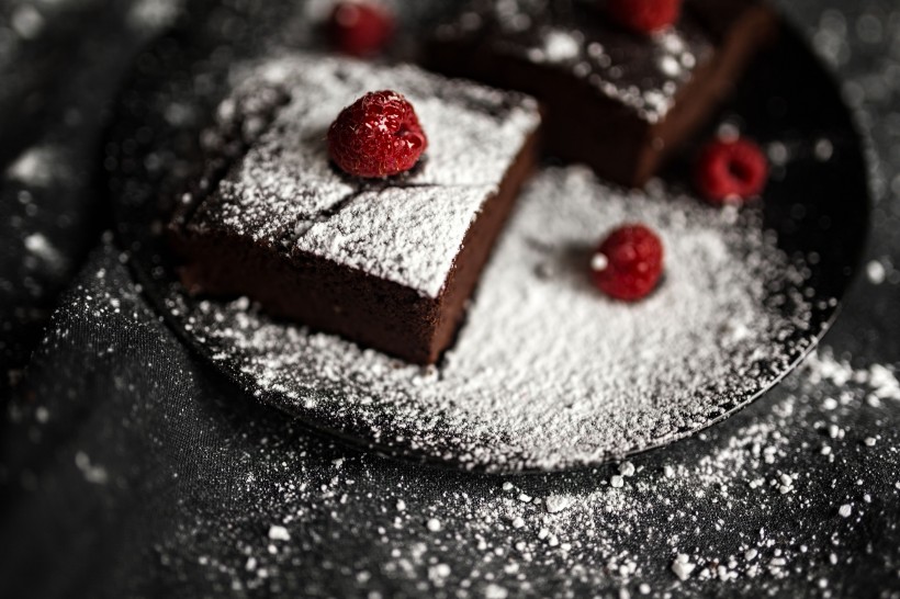 点击大图看下一张：正在制作的树莓巧克力蛋糕图片