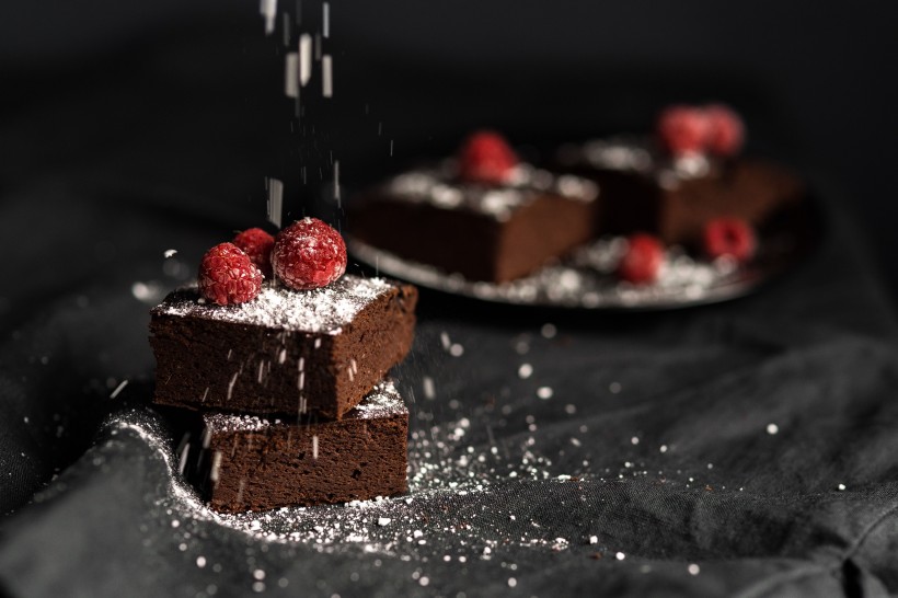 点击大图看下一张：正在制作的树莓巧克力蛋糕图片