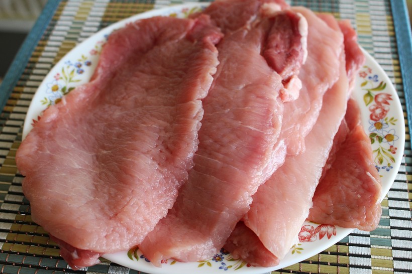 点击大图看下一张：切开的新鲜猪肉图片