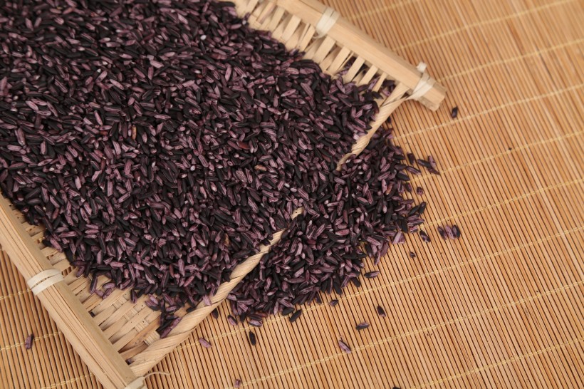 点击大图看下一张：营养健康的紫米图片