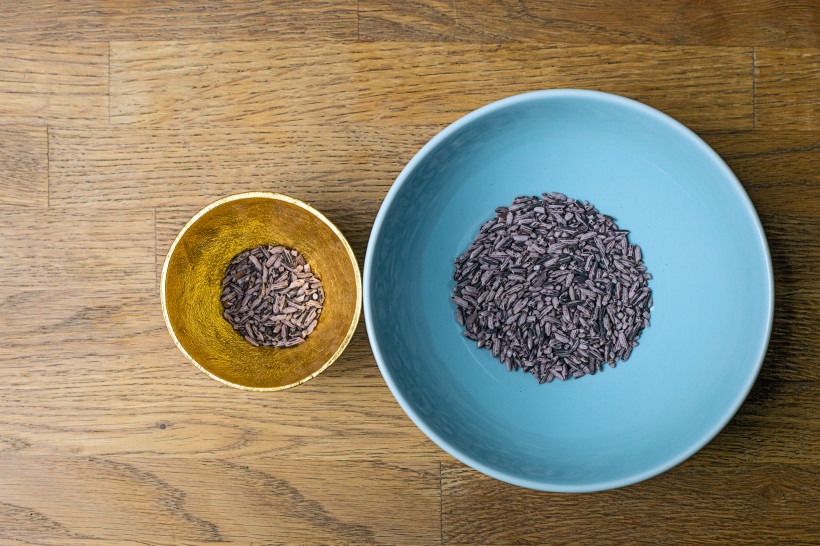 点击大图看下一张：营养健康的紫米图片