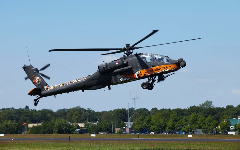 点击大图看下一张：AH-64武装直升机图片