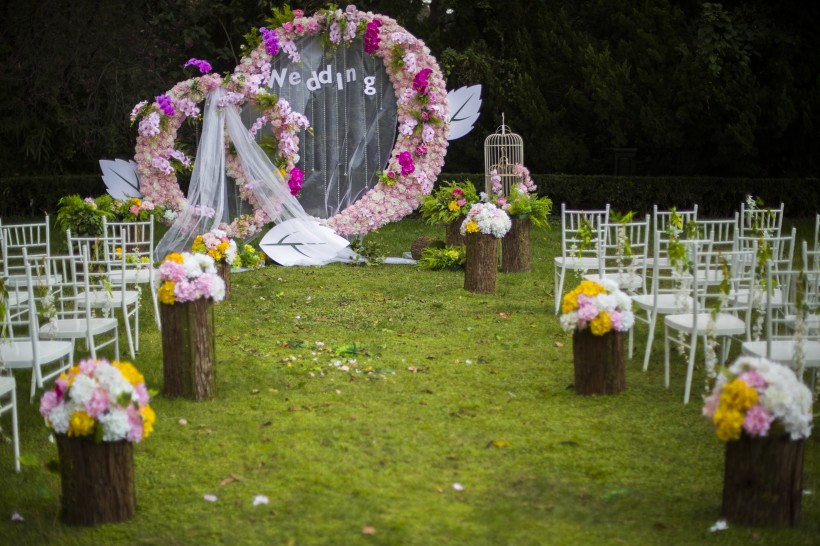 点击大图看下一张：草坪婚礼布置图片