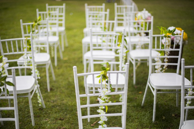 点击大图看下一张：草坪婚礼布置图片