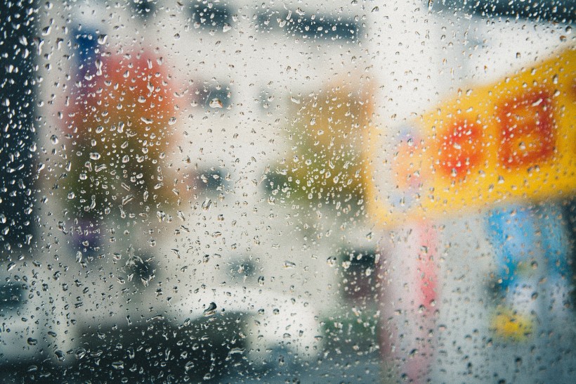 点击大图看下一张：窗外的雨滴图片